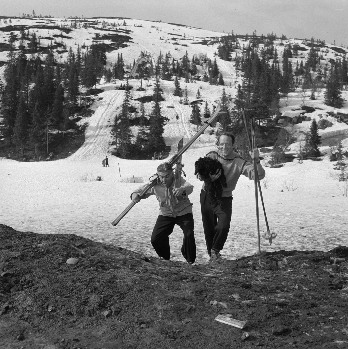 Skuespillerne Knut Jacobsen og Jan Voigt på skitur i påska