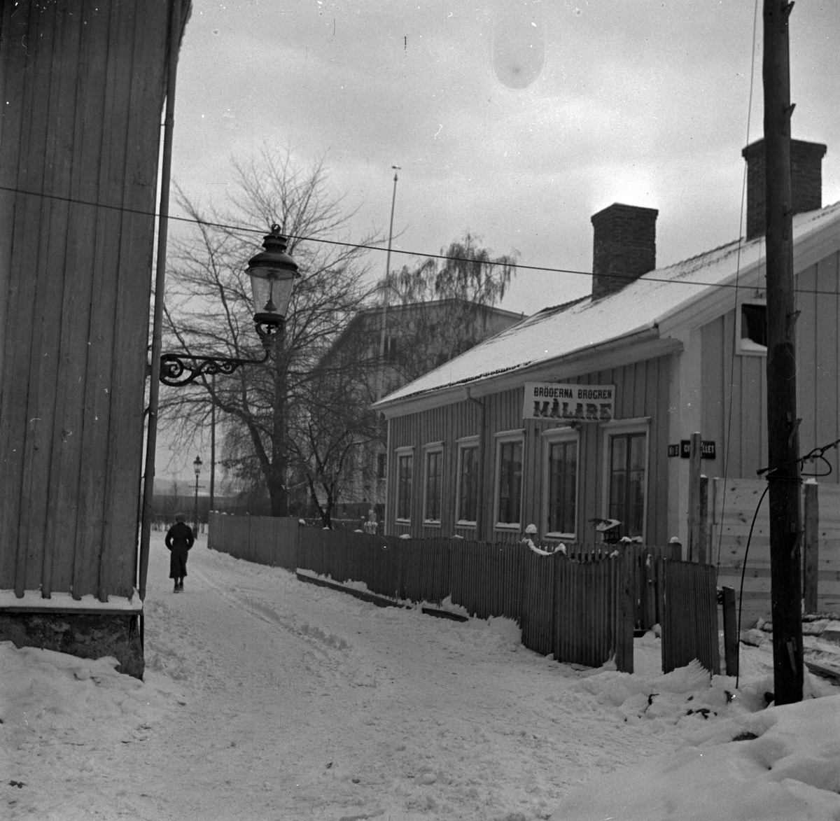 Gatukorsning i Jönköping 1947/48. På skylten står "Bröderna Brogren Målare"