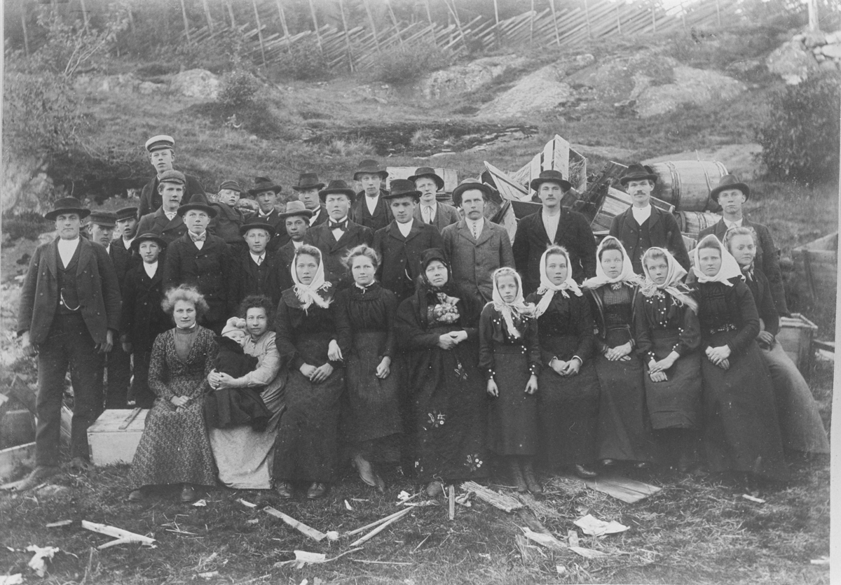 Ungdom i Eggedal, antagelig ved Hamre. Ca.1905-10.