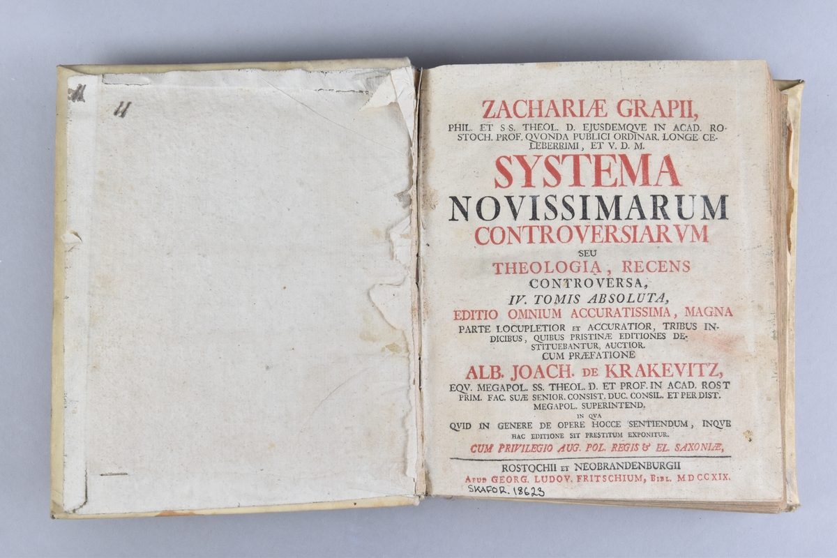 Bok, "Zachariæ Grapii ... Systema novissimarum controversiarum seu theologia, recens controversa, IV. tomis absoluta: ...". Pergamentband med präglad titel på rygg.