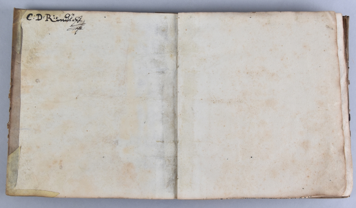 Bok, halvfranskt band, "Historische Nachricht der niederlandischen ...".
Pärmar i papp med rygg och hörn av skinn. Etikett med titel och tryckår på bokens framsida. 

Innehåller lösblad på tyska daterad 1858.
