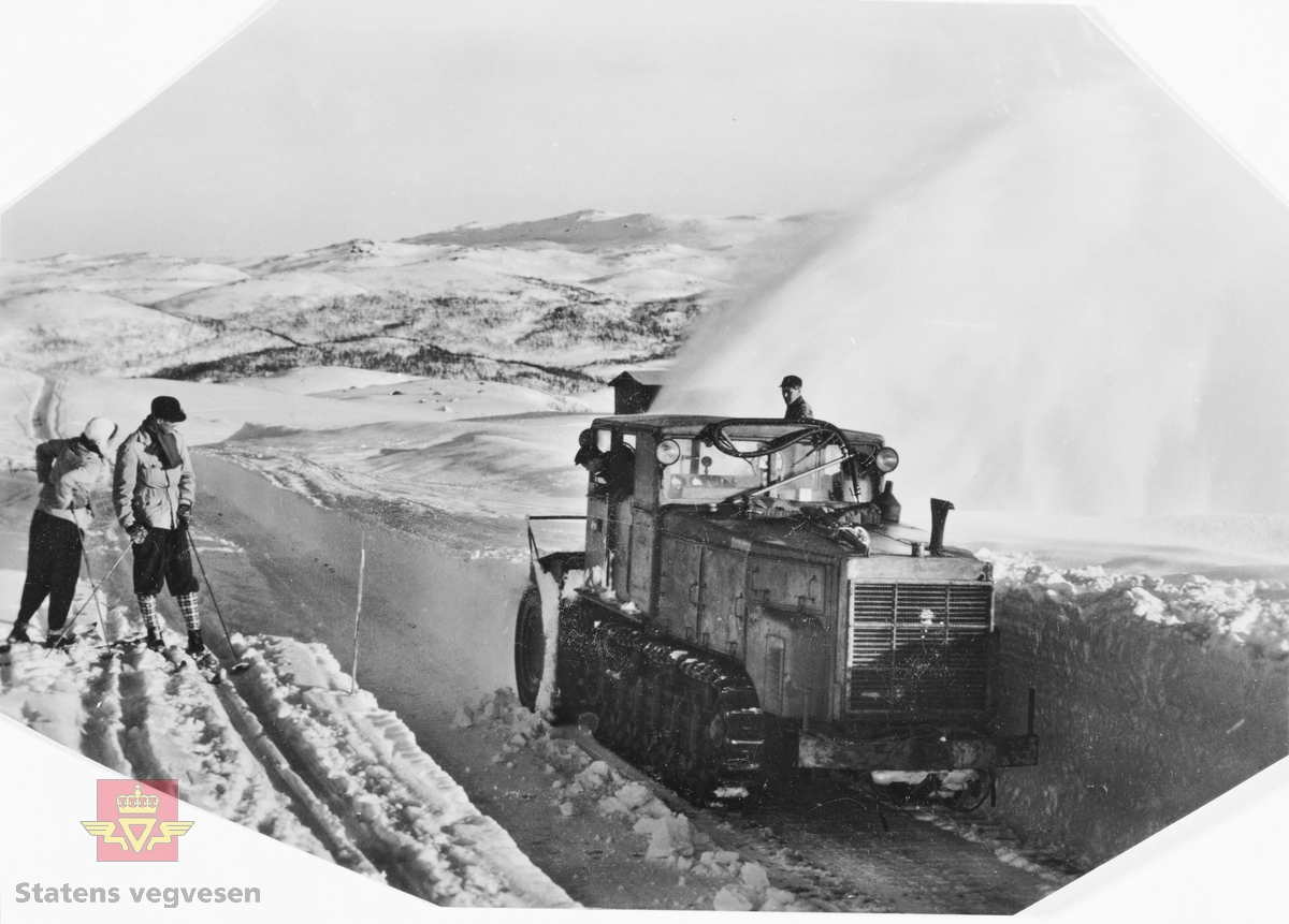 Bilde 1) Prospektkort nr. 4-10-77 Vegen Geilo - Ustaoset. Foto Normann. Kopi av postkortet og opplysninger er gitt fra Erik Westedt. 
Bilde 2) Bildet er beskåret, og teksten som viser at bildet opprinnelig er et prospektkort var borte.

I 1928 ble det åpnet veg over Hardangervidda fra Eidfjord til Haugastøl. Strekningen Geilo-Haugastøl stod ferdig i 1938. Vegen over vidda var vinterstengt fram til 1940. Krigsåra 1940-1945 forsøkte tyske okkupanter å holde vegen vinteråpen. Etter 1945 ble Hardangervidda vinter-stengt på nytt fram til 1980-tallet. Siden har målsettingen vært å holde vegen åpen, da med kolonnekjøring i vanskelige perioder og kortvarig stengt i uværsperioder. 
Bildet er fra strekningen mellom Geilo og Ustaoset trolig tatt tidlig 1960-åra. Også her kunne uværet skape problemer med behov for snøfreser. Fresekjører Berntsen og hjelpemann Sverre Brenden med «Petter-fres», to turister på brøytekanten.