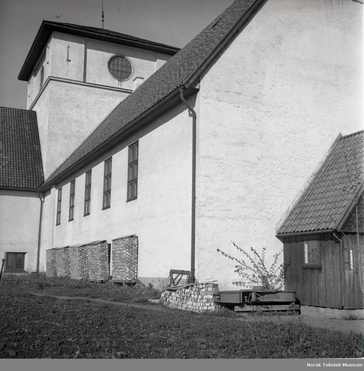 Vindusbeskyttelse på  Vikingeskipshuset, Bygdøy under okkupasjonen. Norsk Teknisk Museum hadde utstillinger i kjelleren