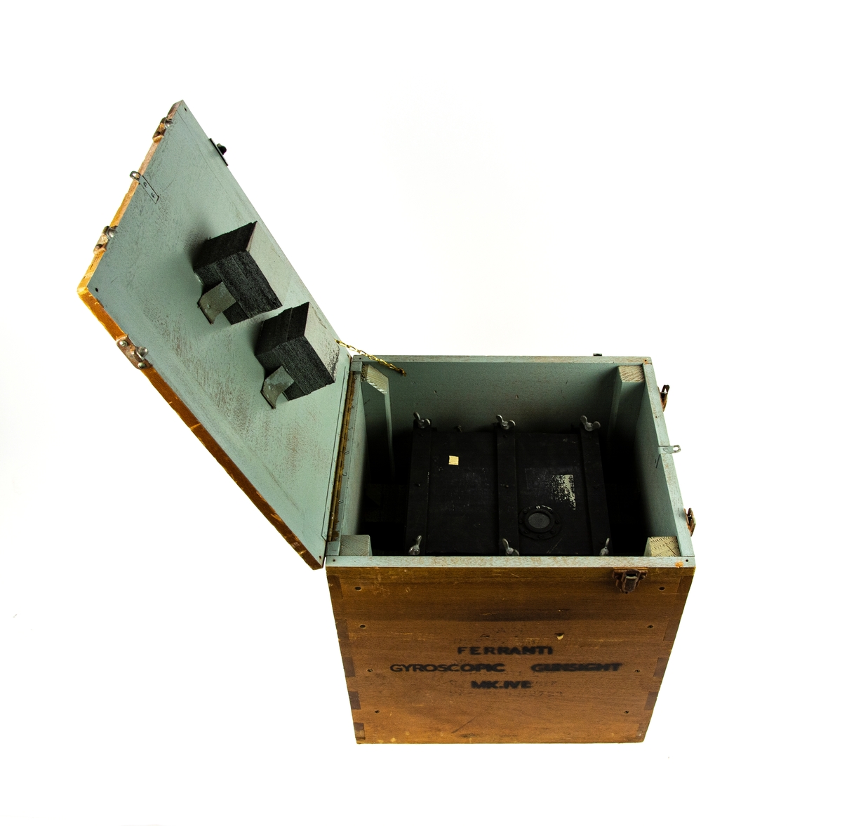 Tom förvaringslåda för Gyro Gunsight MK IVE, tillverkad av Ferranti. Lådan är tillverkad i betsat trä med metall beslag, innerlåda av plåt för Gyrosikte.