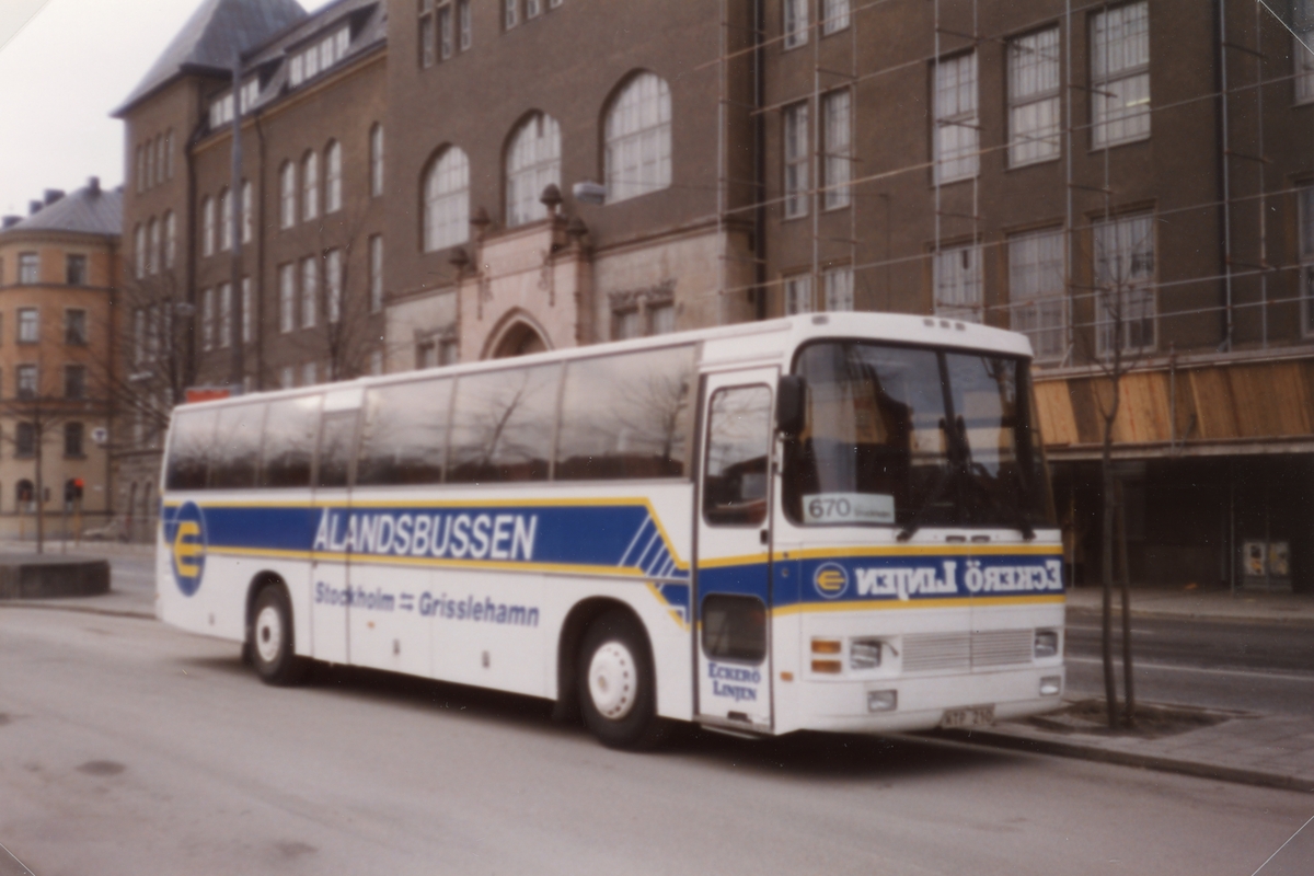 Ålandsbussen, Eckerö linjen. Stationerad i Stockholm.
Ivn. nr 804, Reg.ner. KTP 210, Fabr. Volvo B 10M, Årsm. 1981, Ch.nr. 001841. summa passagerare 46.