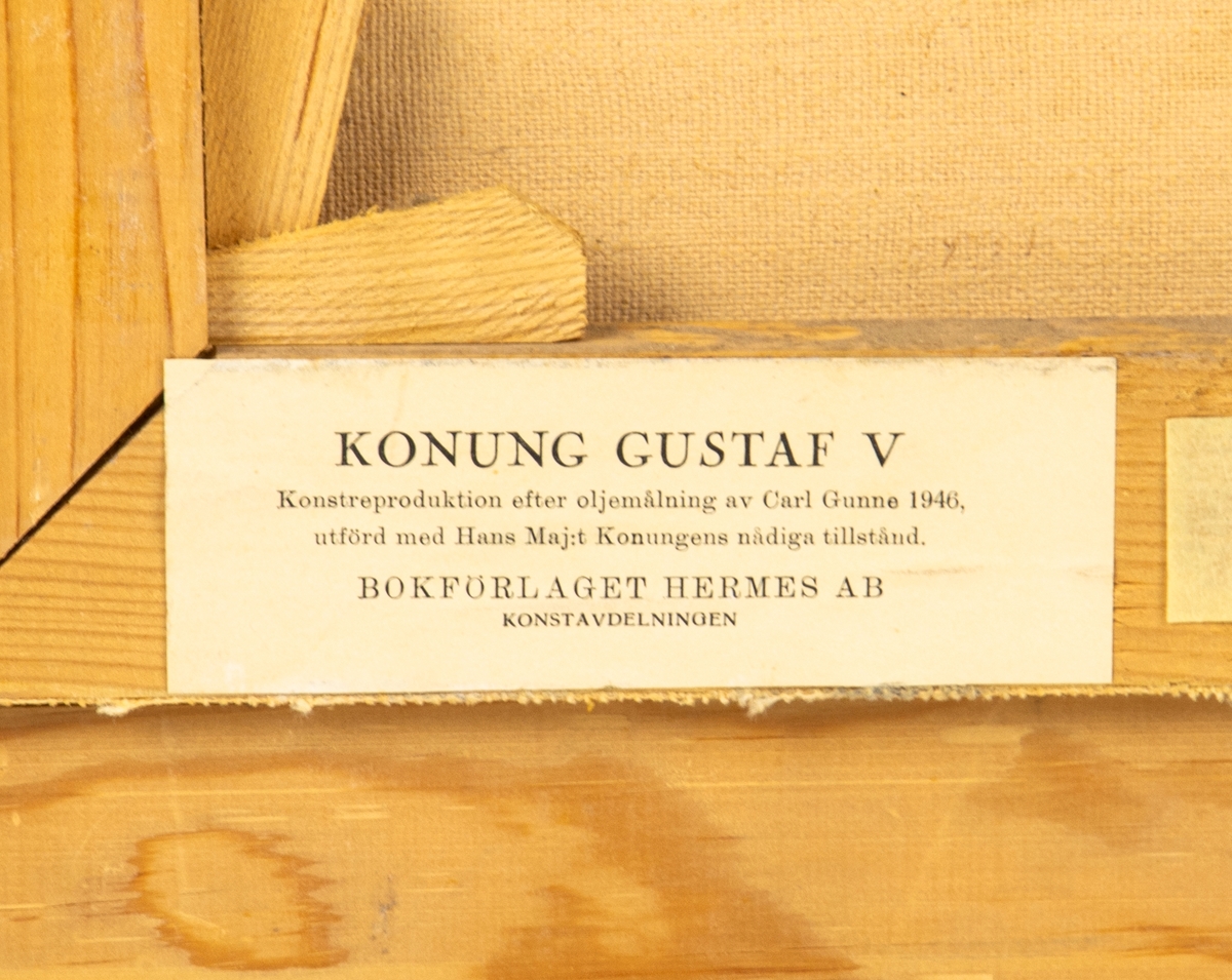 Tavla med målning av Gustaf V. Konstreproduktion efter oljemålning av Carl Gunne 1946. Tavlan föreställer Gustav V. Nertill finns en metallplatta med konungens namn skrivet. Tavlan har en brun träram. På baksidan finns information om tavlan. Text baksidan: 80. KOMPOFF 29/1-81
