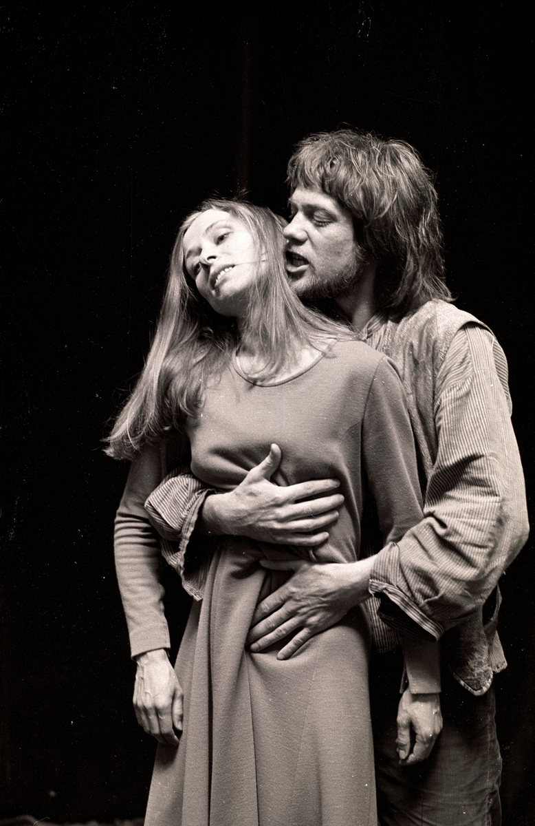 Scene fra Nationaltheaterets oppsetning av Henrik Ibsens "Peer Gynt". Forestillingen hadde premiere 20. mars 1975. Edith Roger hadde regi, Lubos Hruza scenografi og Lita Prahl og Lubos Hruza kostymer. Medvirkende var blant annet Svein Sturla Hungnes som Peer Gynt og Tone Danielsen som Solveig. 