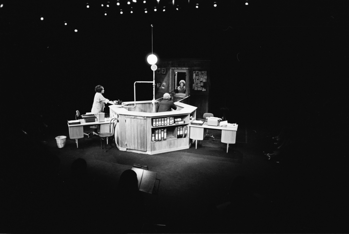 Scenografi fra Nationaltheaterets oppsetning av Pavel Kohouts "Attest" og Vaclav Havels "Protest". Forestillingen hadde premiere 6. oktober 1980. Regissør var Pål Løkkeberg, scenografi  og kostymer ved Lubos Hruza. 