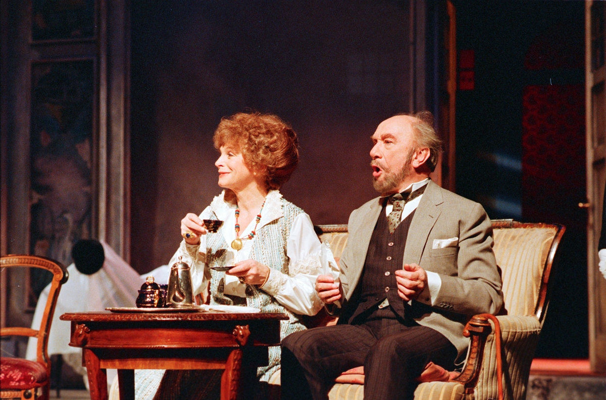 Scene fra Nationaltheaterets oppsetning av Anton Tsjekhovs "Krisebærhaven". Forestillingen hadde premiere 11. mars 1988. Ernst Günther hadde regi og Lubos Hruza kostymer og scenografi. 