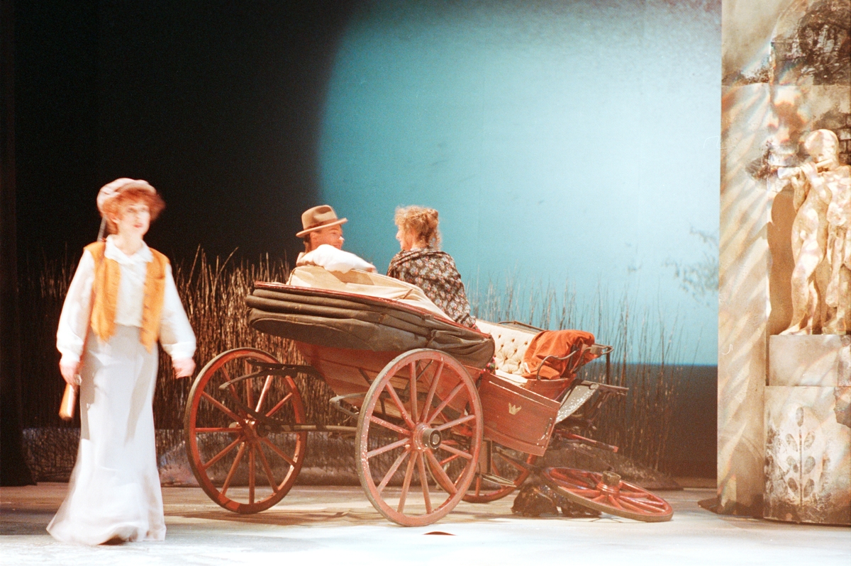 Scene fra Nationaltheaterets oppsetning av Anton Tsjekhovs "Kirsebærhagen". Forestillingen hadde premiere 11. mars 1988. Ernst Günther hadde regi og Lubos Hruza kostymer og scenografi.  