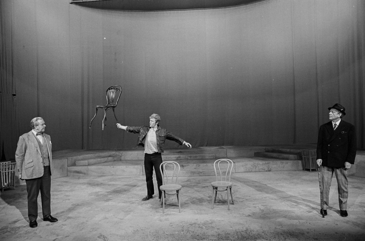 Scene fra Nationaltheaterets oppsetning av David Storeys "Hjem".  Forestillingen hadde premiere 27. oktober 1971. Kirsten Sørlie hadde regi og medvirkende var blant andre Per Aabel som Harry, Stein Grieg Halvorsen som Jack og Nils Ole Oftebro som Alfred. 