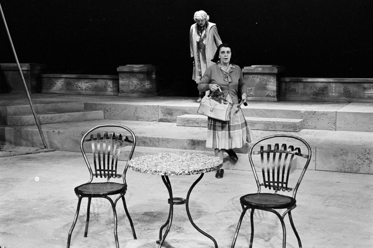Scene fra Nationaltheaterets oppsetning av David Storeys "Hjem".  Forestillingen hadde premiere 27. oktober 1971. Kirsten Sørlie hadde regi og medvirkende var blant andre Ella Hval som Marjorie og Aase Bye som Katleen. 