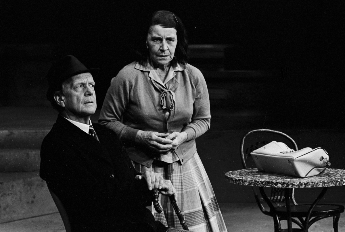   Scene fra Nationaltheaterets oppsetning av David Storeys "Hjem".  Forestillingen hadde premiere 27. oktober 1971. Kirsten Sørlie hadde regi og medvirkende var blant andre Stein Grieg Halvorsen som Jack og Ella Hval som Marjorie.