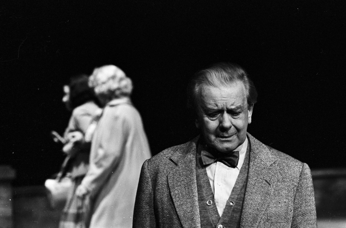 Scene fra Nationaltheaterets oppsetning av David Storeys "Hjem".  Forestillingen hadde premiere 27. oktober 1971. Kirsten Sørlie hadde regi og medvirkende var blant andre Per Aabel som Harry, Ella Hval som Marjorie og Aase Bye som Katleen.  