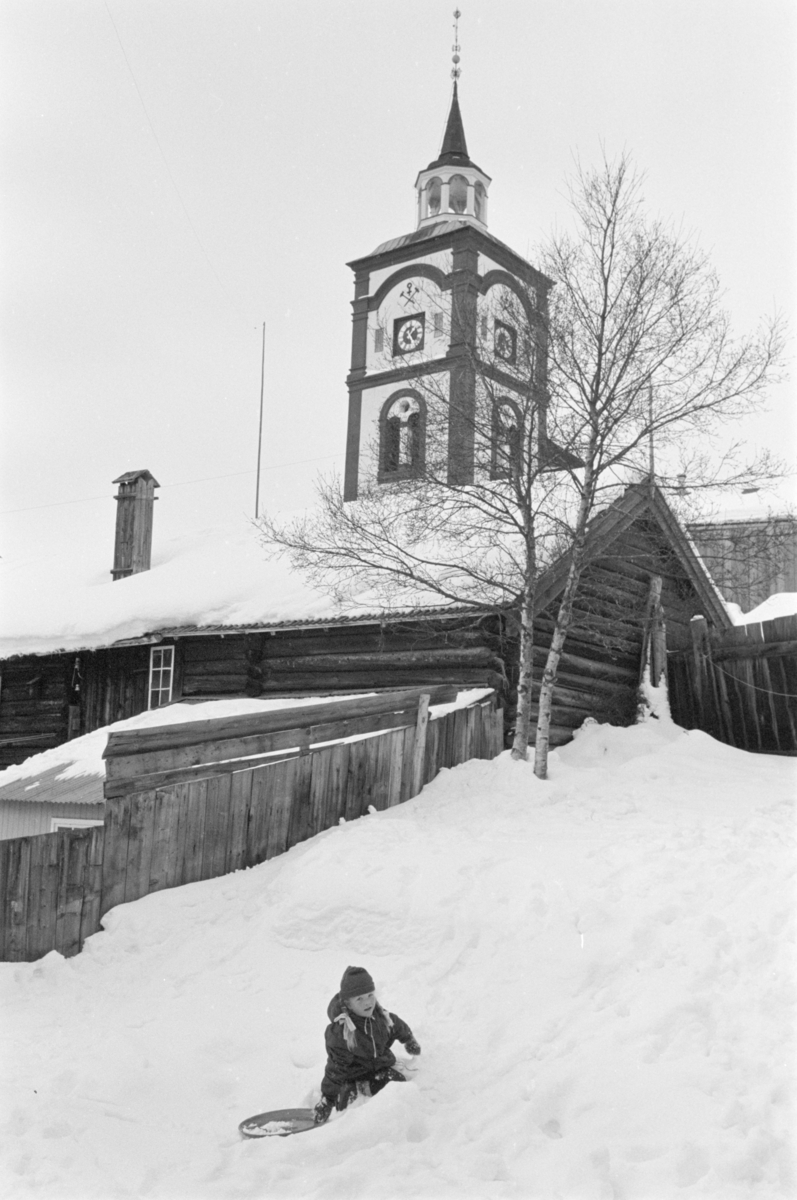 Barn leker i snøen på Røros.