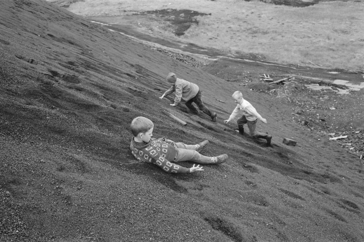 Barn leker i slagghaugene på Røros.