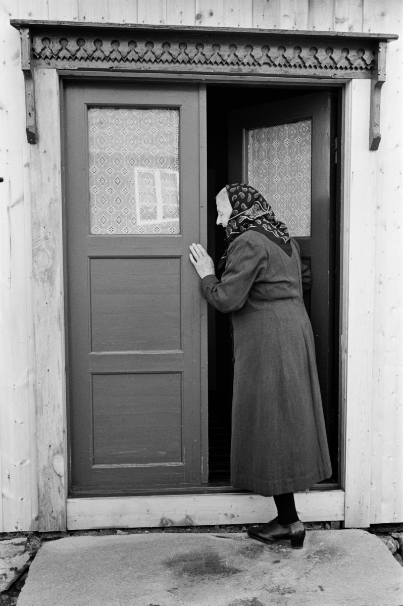 En kvinne i en døråpning på Røros.