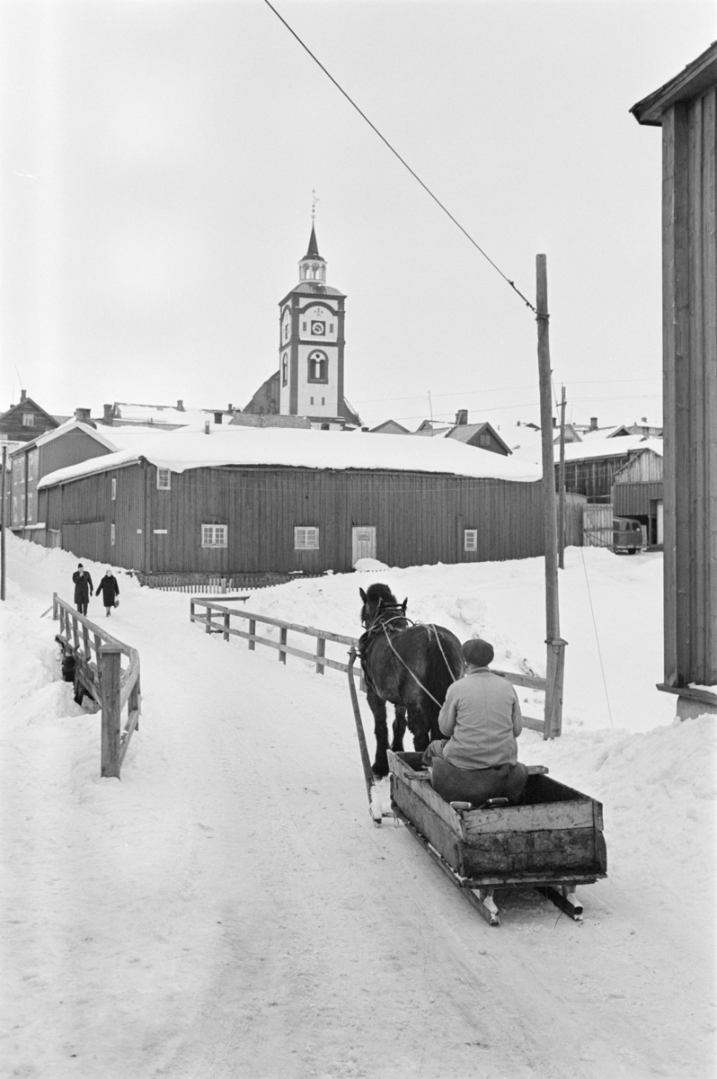 Kjøring med hest og slede i bygatene på Røros.