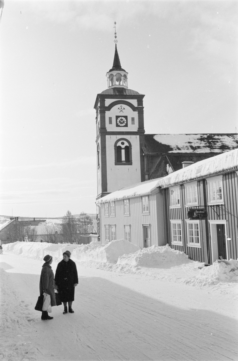To kvinner i gata foran Røros kirke.