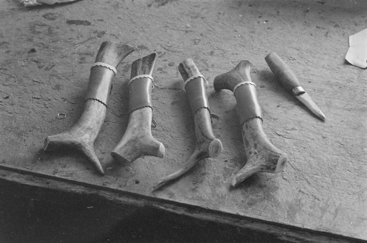 Produksjon av kniver på Røros.