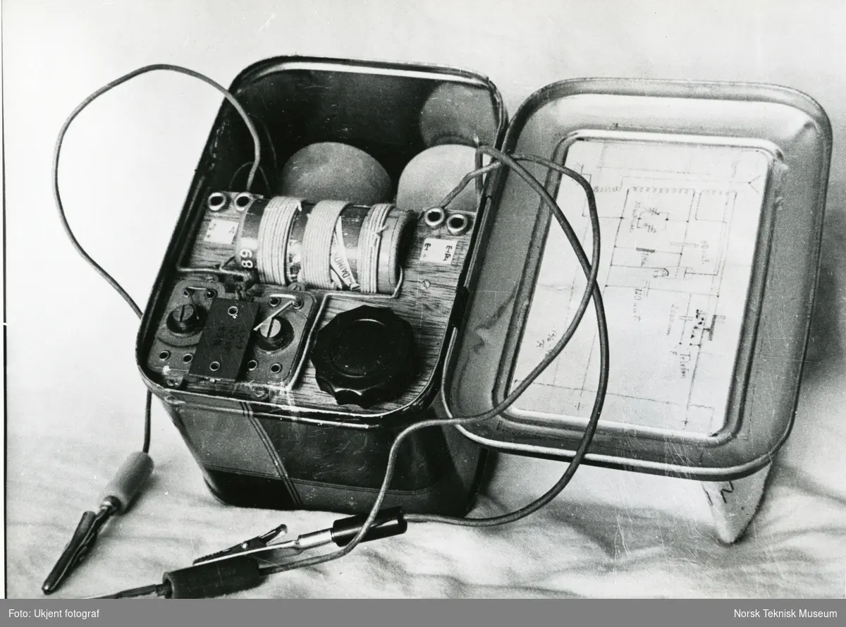 Thorbjørn Pedersen gjemte sin 2-rørs kortbølgemottaker i en tobakksboks. Radioen ble vist i utstilling "Det illegale Norge" i Håndverkeren 17. oktober 1945 til 18. november 1945