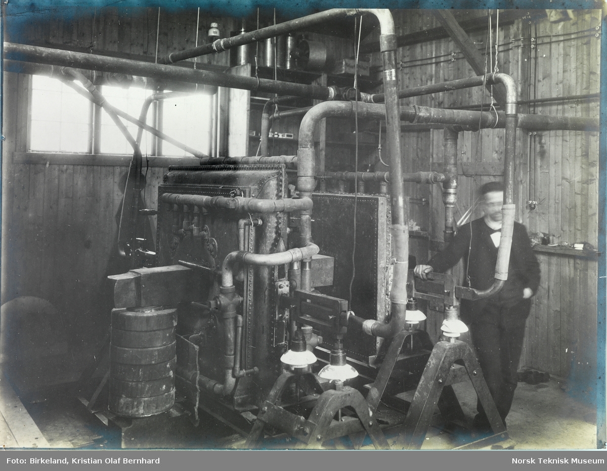 Interiør fra Birkelands forsøksfabrikk hvor han utviklet lysbueovnen, senere brukt av Norsk Hydro for å produsere kunstgjødsel.