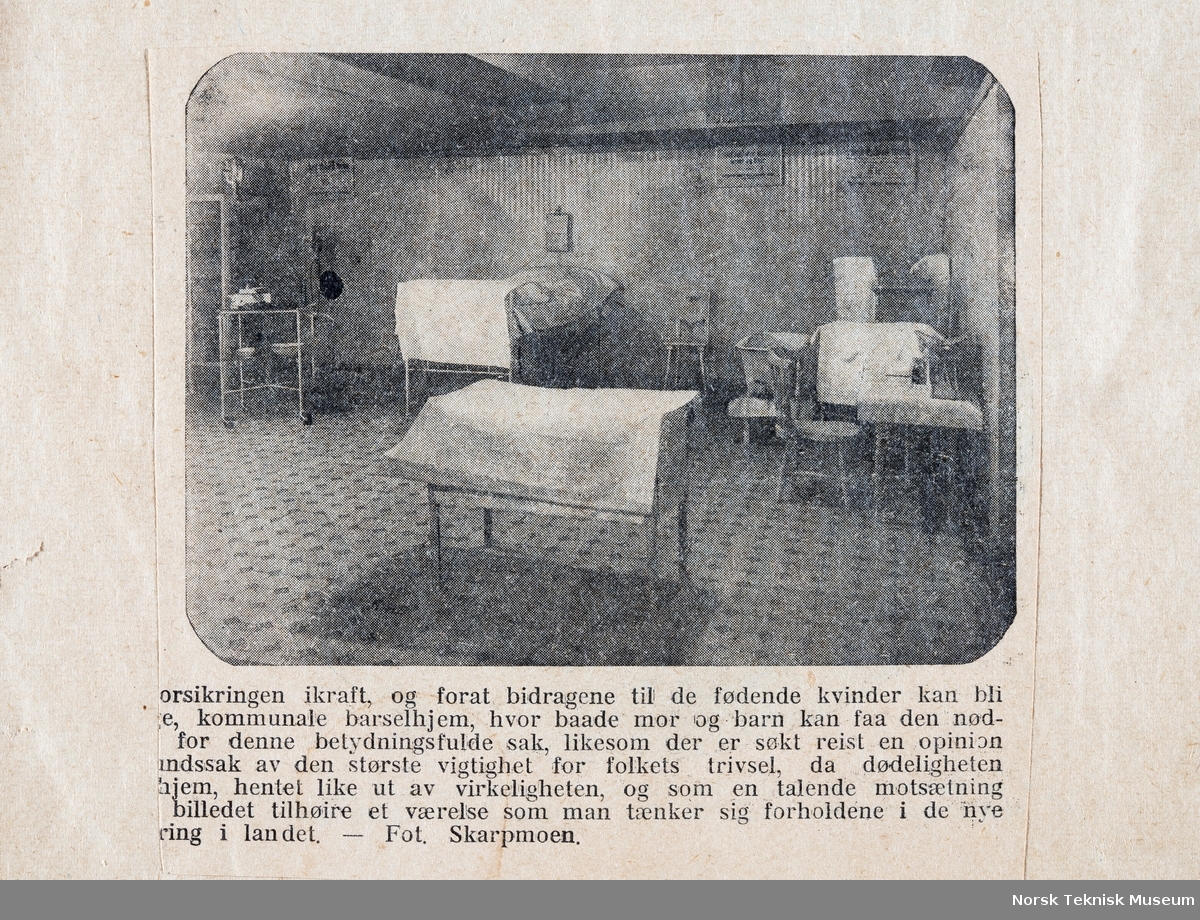 Illustrasjon og deler av bildetekst fra reportasje i ukebladet Allers Familie-Journal, 11. mai 1916, i utklippsbok fra Barselhjemutstillingen med motiv av hygienisk rom for fødsel og barsel.