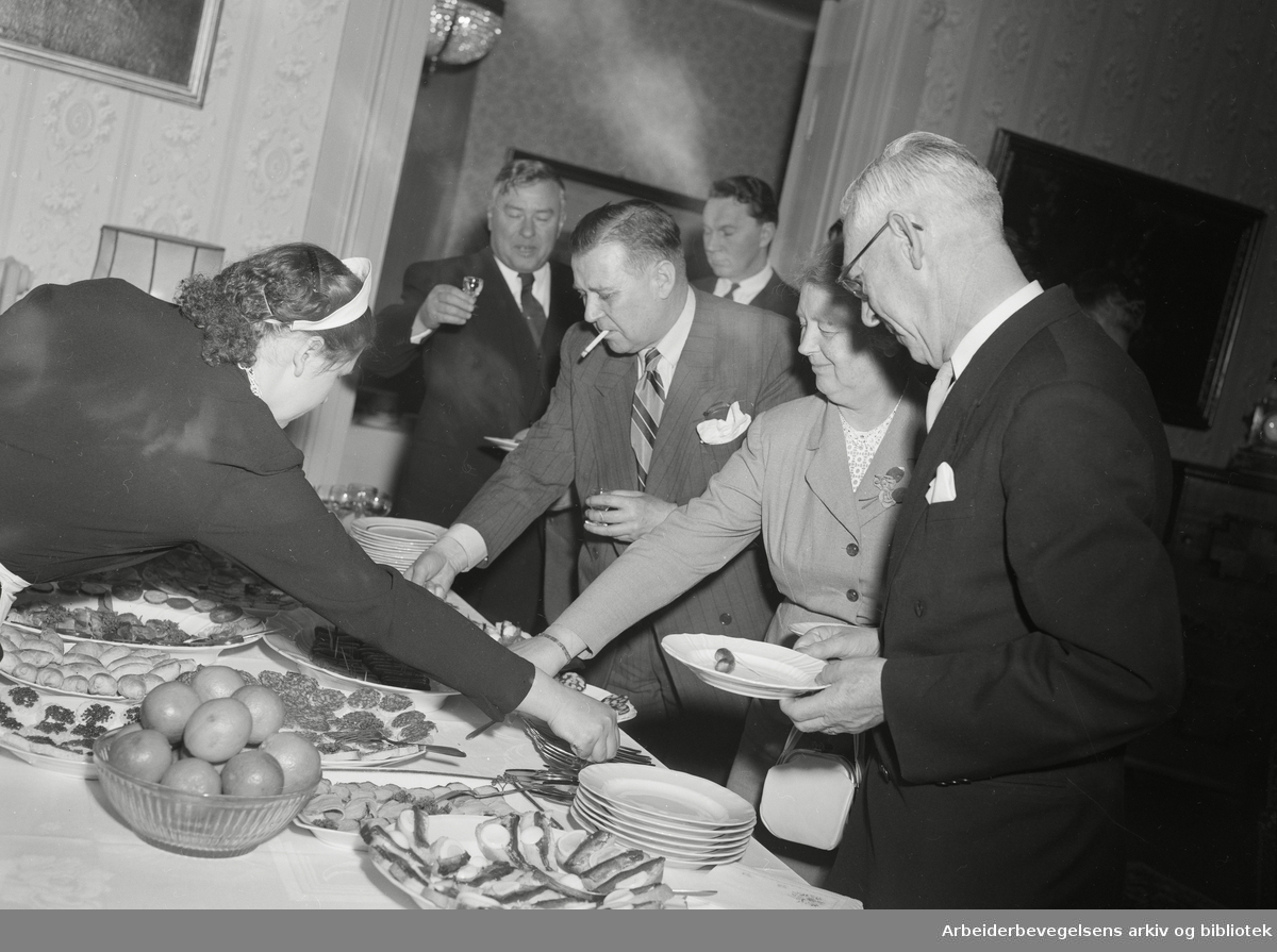 Stortinget er invitert på kaviar og vodka i den sovjetrussiske ambassaden. Fra venstre: ambassadør Georgij Arkadjev, parlamentarisk leder for Arbeiderpartiets stortingsgruppe, Nils Hønsvald, representant Bjarne Solli fra Arbeiderpartiet, samt Arne Askildsen (Krf) med kone. 21. April 1955.