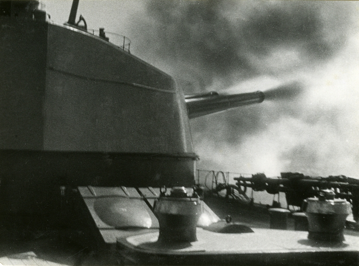 Eldgivning med det svåra artilleriet på pansarskeppet DROTTNING VICTORIA.