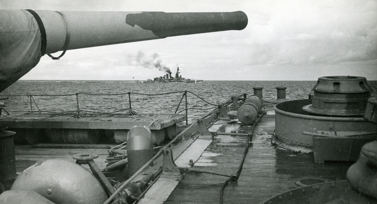 15 cm kanon på pansarskeppet DROTTNING VICTORIA. I bakgrunden syns systerfartyget SVERIGE.