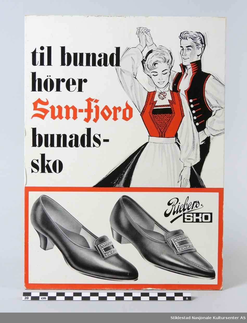 Plakat i papp. Bakside med pappklaff for støtte. Trykt i svart, grå, hvit og rød. Til bunad hører Sun-fjord bunads-sko. Riebers SKO
