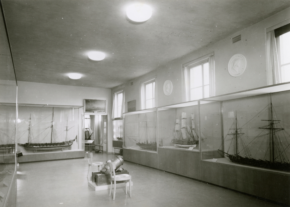 Utställning i Skärgårdsflottans sal, sal 15. Fotograferat från söder. Fartygsmodeller m.m.
