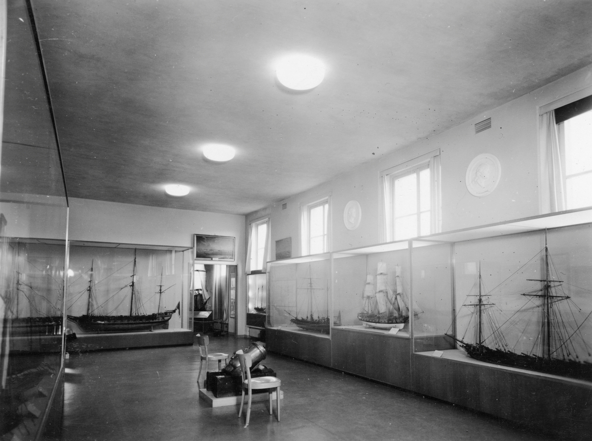 Utställning i Skärgårdsflottans sal, sal 15. Fotograferat från söder. Fartygsmodeller m.m.