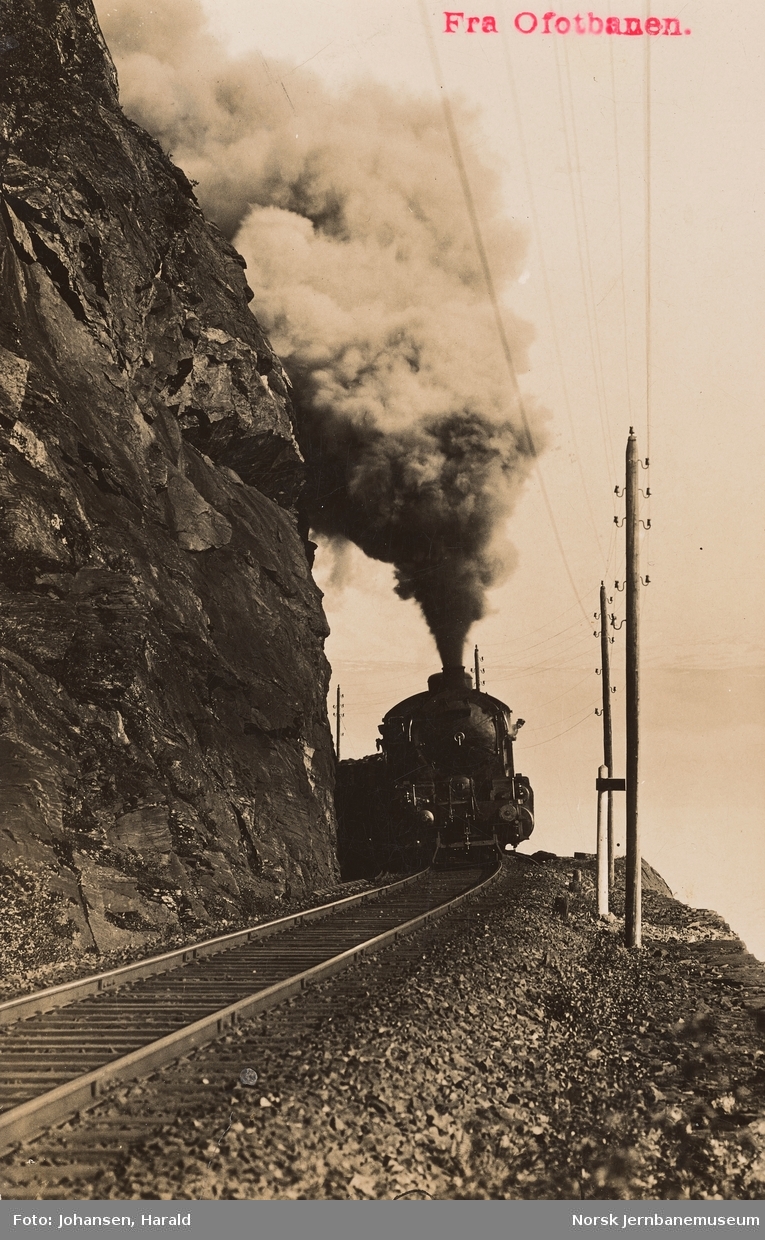Damplokomotiv type 29a under full damp på vei opp Ofotbanen med tomt malmtog ved ca km 25 mellom Rombak og Katterat