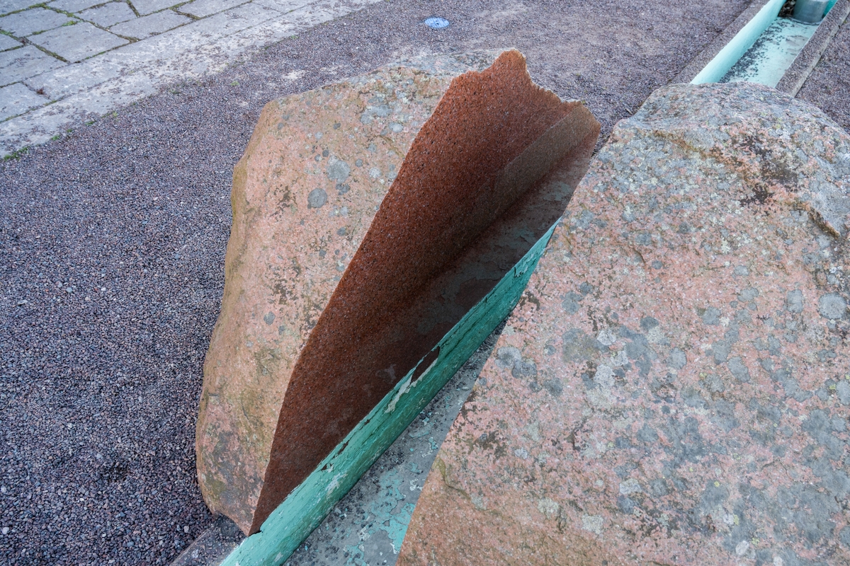 Stenkonstverk bestående av tillhuggna eller naturligt formade stenblock, klyvna i delar, som partiellt sågats, slipats och polerats. Därefter är delarna hopfogade till de ursprungliga blockens former, men med många ursparningar. Stenformationerna blir därmed byggda av tomrum och massa med naturligt skrovliga och högglanspolerade ytor. Sammanlagt 12 stenblock är placerade intill, innanför, utanför eller över en fyrsidig, smal, betonggjuten vattenränna. Rännan är utformad med två långsidor och två kortsidor, de senare med olika längd. Rännan ligger i nivå med den omgivande grusade markytan, och är fylld med cirkulerande vatten. Vattenrännan har (2022) en sentida turkos bemålning. Sammanlagt 12 stenblock.

1. Gnejs, Smålandsstenar
2. Diabas, Rydaholm 
3. Sandsten, Visingsöformationen, Uppgränna 
4. Sandsten, Visingsöformationen, Uppgränna
5. Tabergsmalm, Taberg
6. Konglomerat, Vetlandaserien, Vetlanda
7. Diabas, Rydaholm
8. Röd granit, Askeryd