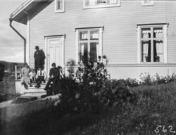 Tre bilder med familjen Hennig vid deras bostad på Storberge