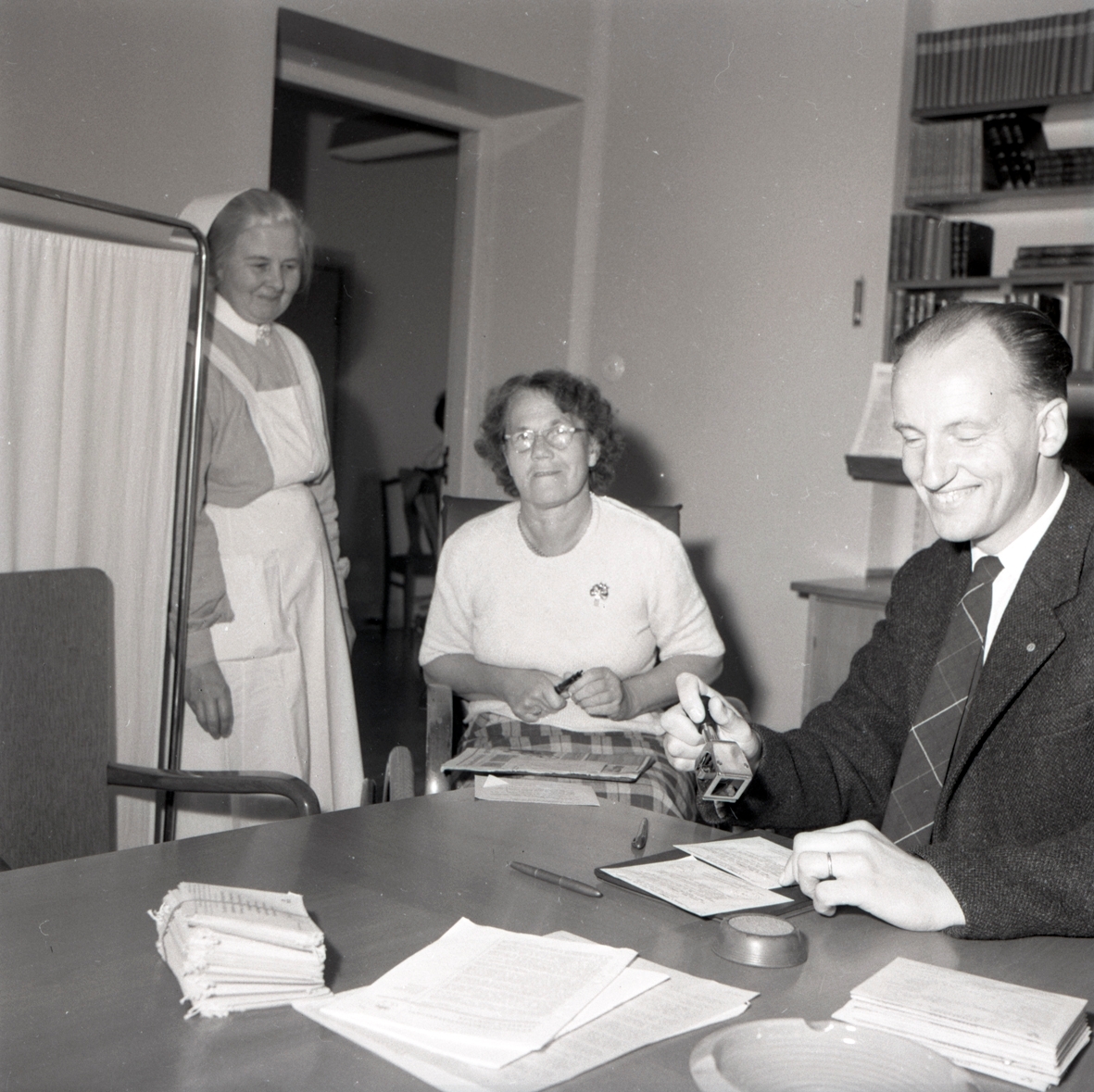 Poströstning vid landstingsvalet. Kronikerhemmet på lasarettet den 21/9 1958.