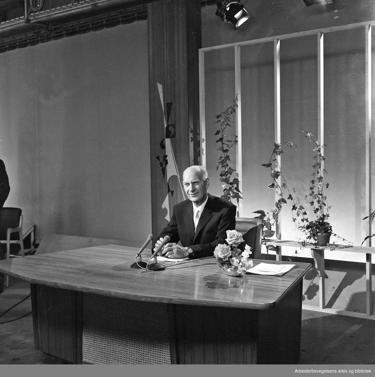 Offisiell åpning av NRK Fjernsynet, lørdag 20. august 1960. Statsminister Einar Gerhardsen i Studio A på Marienlyst.