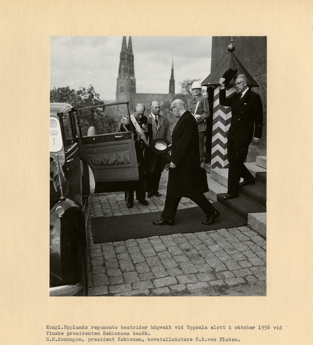 Text i fotoalbum:"Kungl. Upplands regemente bestrider högvakt vid Uppsala slott i oktober 1956 vid finske presidenten Kekkonens besök. H.M.Konungen, president Kekkonen, hovstallmästare C.E. von Platen."