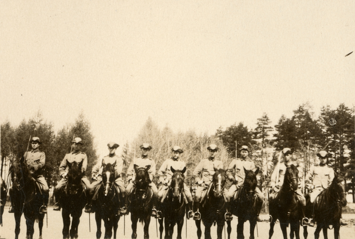 Gruppbild med soldater till häst. - Armémuseum / DigitaltMuseum