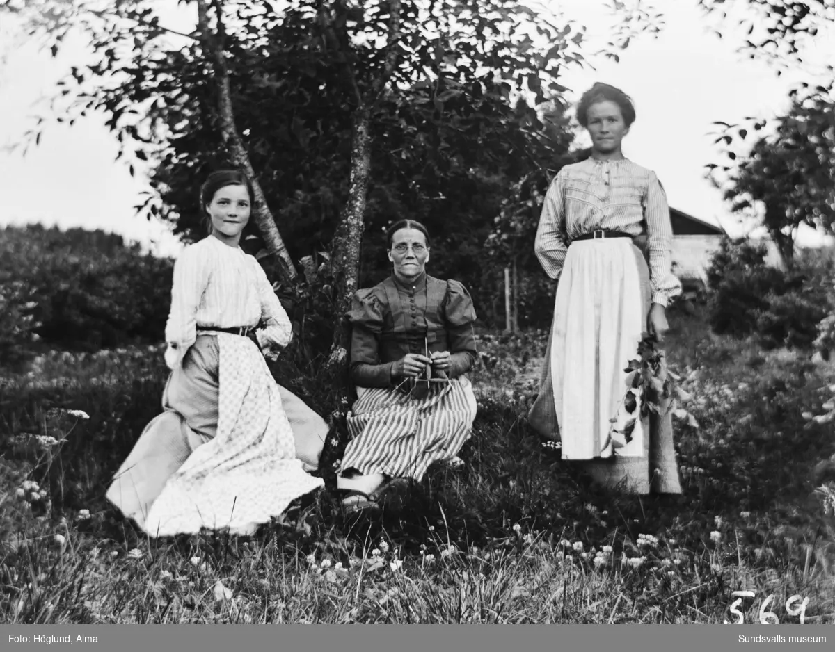 Erika Wiström med två av sina döttrar, Jenny och Ada, i trädgården i Fanbyn.