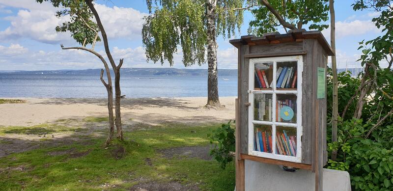 Ta med en bok til stranda fra det vesle utendørsbiblioteket. Foto: Visit Greater Oslo (Foto/Photo)