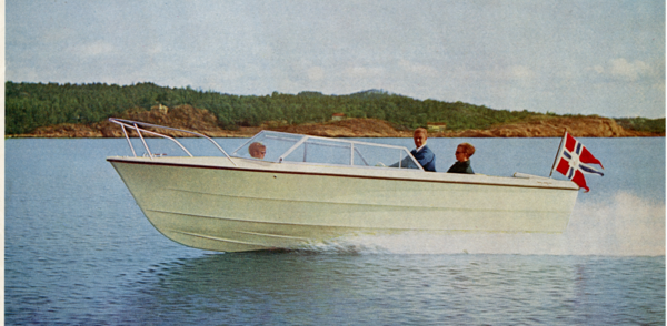 Båt Linge som kjører hurtig på Fjorden. Foto/Photo