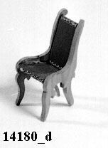 Anmärkningar: Dockskåpsmöbel bestående av buffé med spegel, soffa, stol, bord. Buffén består av ett skåp med 2 dörrar. På skåpet står en spegel med lövsågningsram. Trävit dekorerad med blå pappband med gulddekor Skåpets H. 7,5 cm Br. 10 cm Dj. 4,7 cm Tot .H med spegel. 15,6 cm Soffa med armstöd (lövsågningsarbete) Rygg och Sits klädda med blått papper dekorerade med bårder av guldpapper. Ryggh. 9 cm Sitth 4 cm L 10, 9 cm  Dj. 3, 7 cm Stol av trä med sits och rygg klädda med blått papper, kanterna dekorerade med remsor av guldpapper. Ryggh. 9 cm Sitth. 4,1 cm Bord med oval skiva. Står på svarvad pelare med 3 ben. H 6, 5 cm skivans L. 9, 6 cm Br. 6,8 cm Neg.Nr.X-2691.