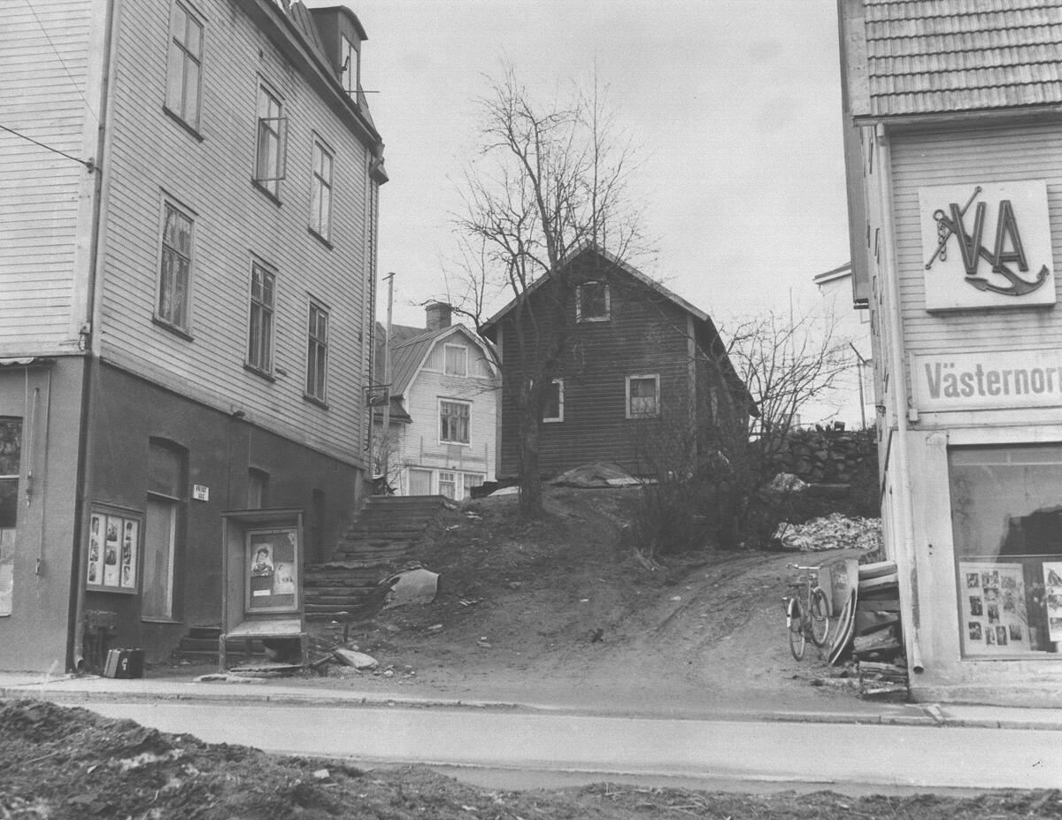 Före detta fotograf Jenssen och gamla exp. av tidningen Västernorrlands Allehanda. Byggnader före ombyggnader till Domus varuhus omkr. 1955-60. Senare flyttade Domus till torget och polisstationen flyttade in i lokalerna samt olika affärsbranscher.