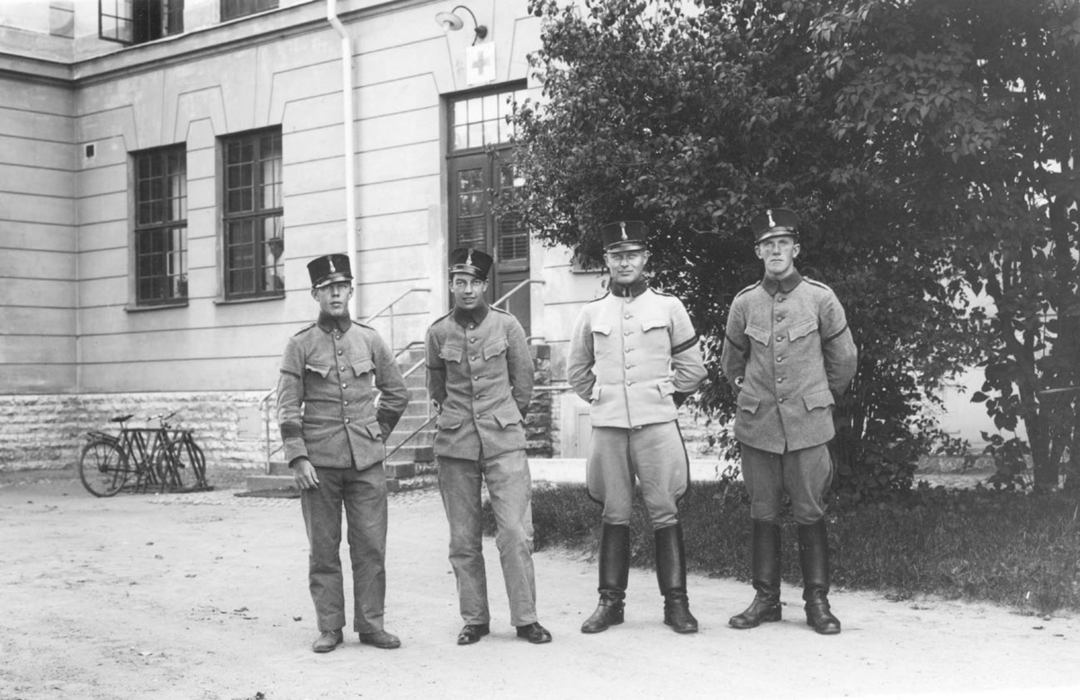 Fyra st oidentifierade soldater med uniform m/10 på kaserngården på Skaraborgs regemente I9.