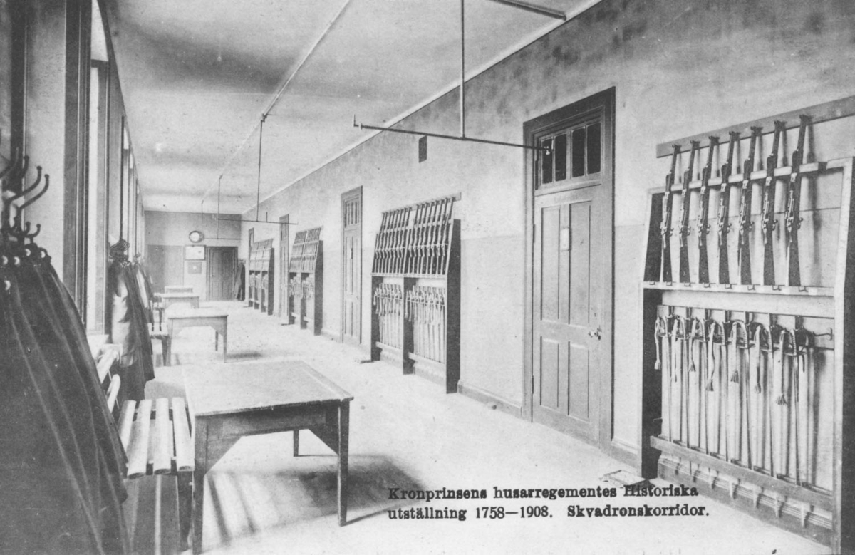 Kronprinsens husarregementes historiska utställning 1758-1908.  Skvadronkorridor.