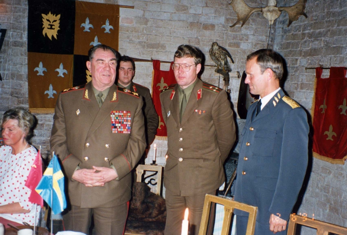 Generalmajor Bertel Österdahl med sovjetiska officerare 19910612.