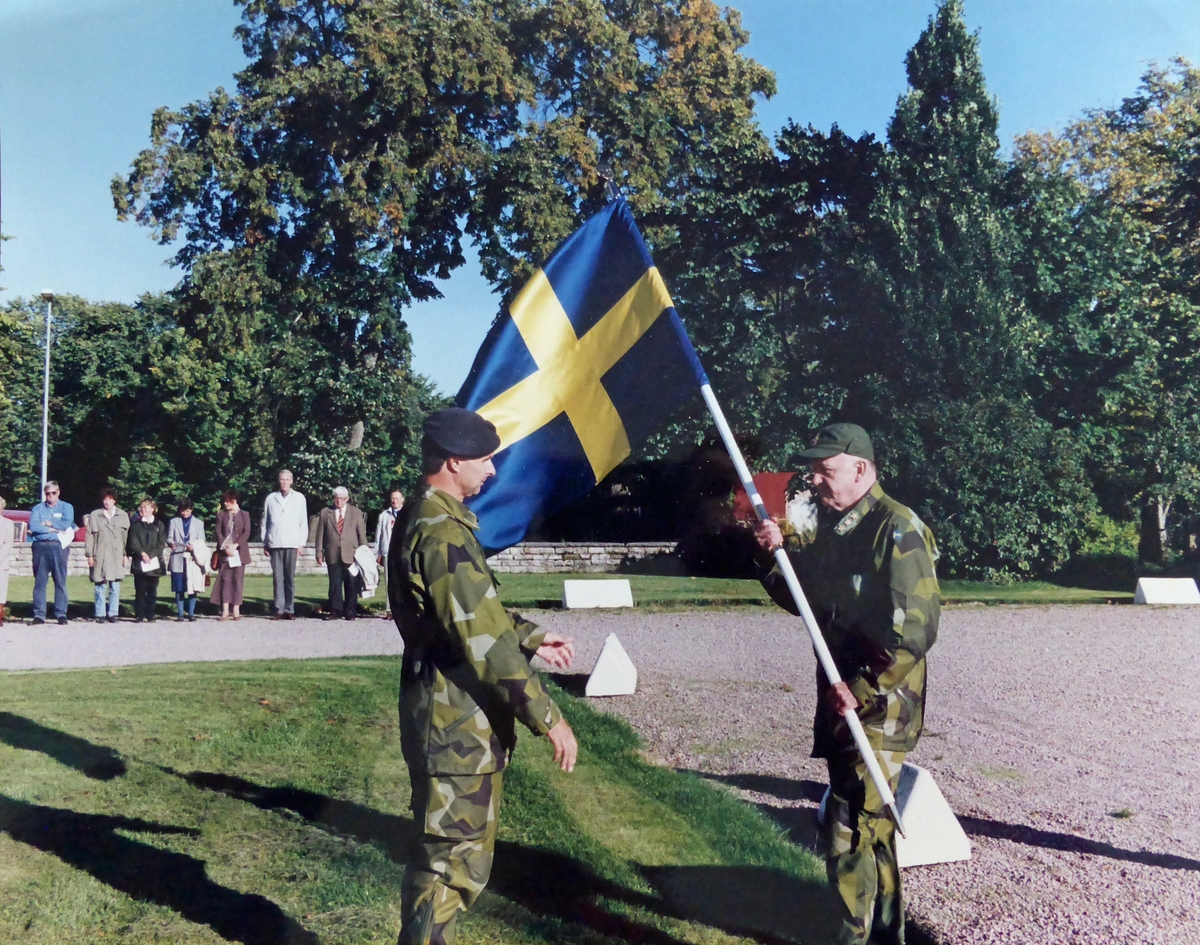 Invigning av Brigadcentrum på Klagstorp i Skövde 1995-07-01.  Chefen för Armén, Åke Sagren överlämnar fanan till Brigadinspektören Alf Sandqvist. I bakgrunden Stig Edgren (ljus jacka) och Björn Zickerman (brun kavaj).