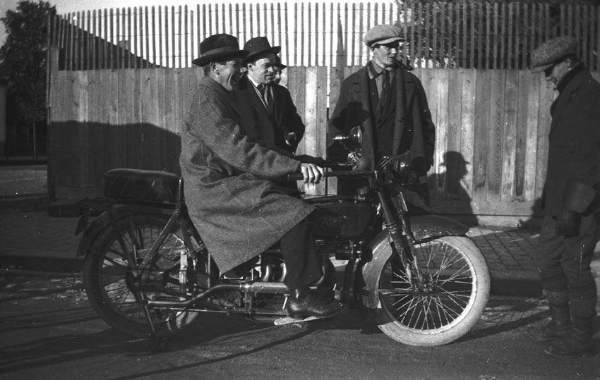 Fyra män och en motorcykel.